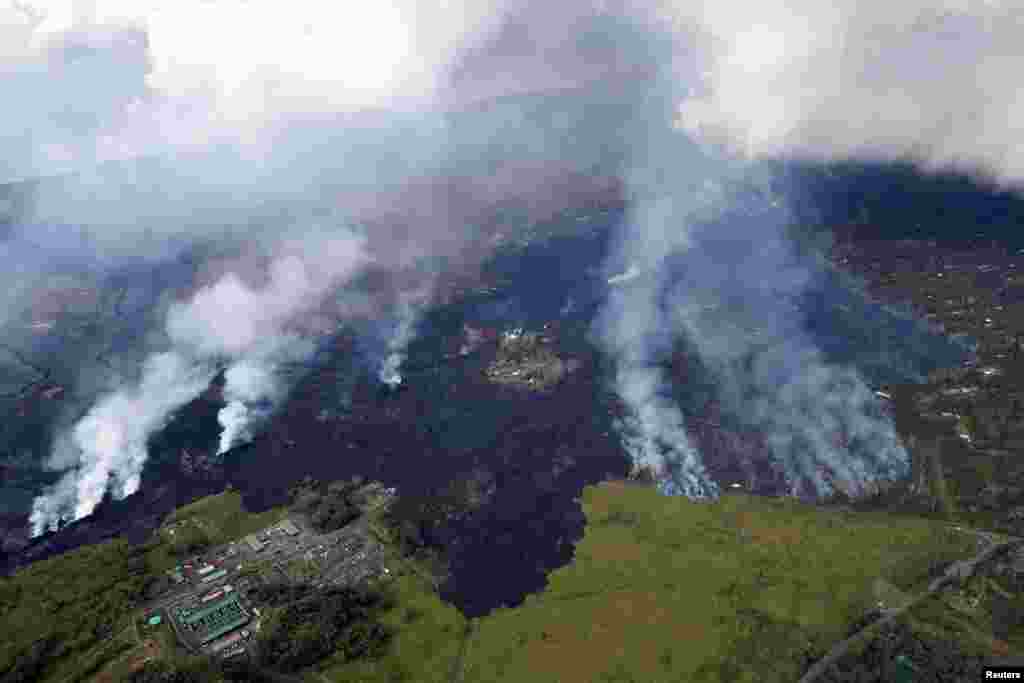 កម្អែលភ្នំភ្លើងហូរជិតដល់ Lava approaches ក្រុមហ៊ុន Puna Geothermal Venture ក្បែរទីក្រុង Pahoa រដ្ឋ Hawaii កាលពីថ្ងៃទី២៨ ឧសភា ឆ្នាំ ២០១៨។