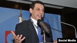 نزار زاکا شهروند لبنانی دارای اجازه اقامت دائم در آمریکا است که از سپتامبر ۲۰۱۵ در ایران زندانی بوده است.