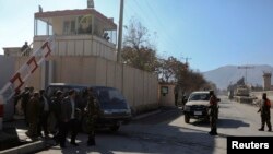 Petugas keamanan Afghanistan terus memberikan pengawasan ketat di lokasi ledakan di dekat Kedutaan AS di Kabul, 12 Desember 2013 (Foto: dok). Kedutaan AS dilaporkan mendapat serangan roket pada hari Natal (25/12).