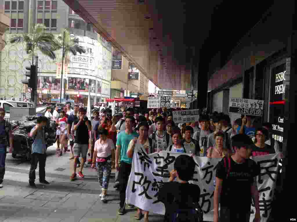 香港学联大专界罢课星期三继续在添马公园举行(美国之音图片/海彦拍摄)