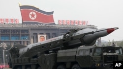지난 2010년 10월 평양에서 열린 열병식에 등장한 '화성-7' 탄도미사일.