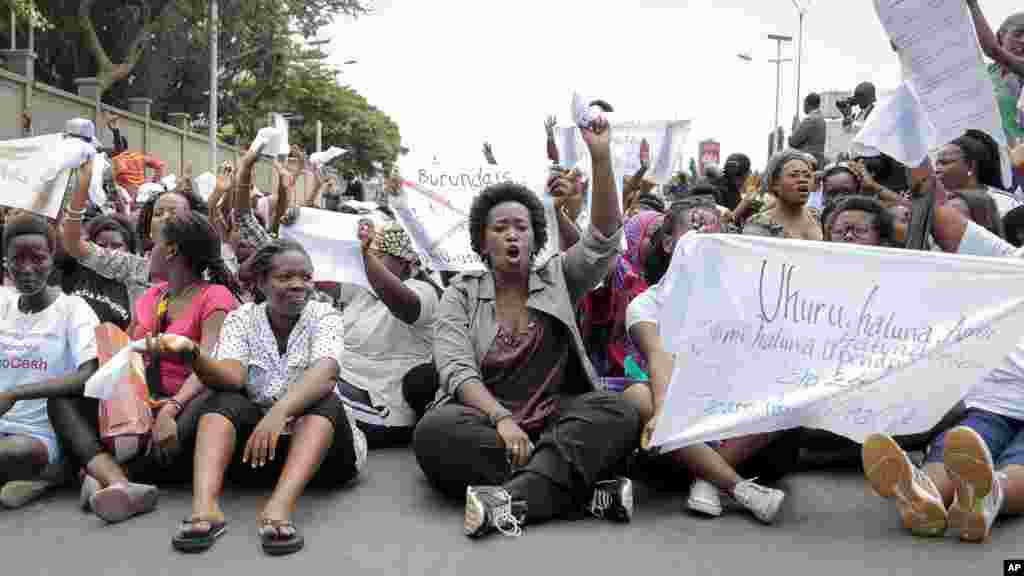 Women demonstrators stage a sit-down protest as they try to march to the town center before being dispersed by police, in the Ngagara district of Bujumbura, Burundi, May 13, 2015.