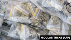 Des sacs en plastique de marijuana saisie à des revendeurs locaux lors d'une visite du ministre français de l'Intérieur à Marseille, le 25 février 2021.