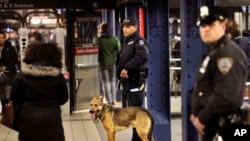 ARCHIVO - Policías patrullan el pasaje que vincula la terminal de autobuses de la Autoridad Portuaria de la ciudad de Nueva York con la estación de metro de Times Square, el 12 de diciembre de 2017, en Nueva York. 