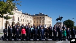 G20 summit participants pose for the family picture in St.Petersburg, Sept. 6, 2013. 