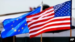 Bendera AS dan Uni Eropa di Bandara Internasional Dulles, di Chantilly, Virginia, 3 Juli 2012.