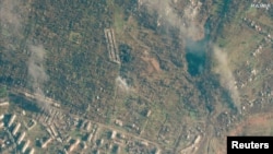 資料照片：衛星圖像顯示烏克蘭索萊達爾一座冒煙的建築。(2023年1月3日)