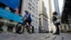 Patung The Fearless Girl di depan Bursa Saham New York, Rabu, 16 Juni 2021. Para pelaku pasar menunggu keputusan bank sentral AS, the Fed, mengenai arah suku bunga acuan.