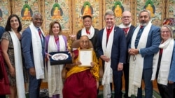 美國國會眾議院前議長南希·佩洛西(Nancy Pelosi，左三)、眾議院外交委員會主席麥克·麥考爾(Michael McCaul， 右四)率領的跨黨派國會議員代表團2024年6月19日與西藏精神領袖達賴喇嘛在印度達蘭薩拉(Dharamsala)會晤。 （照片來自達賴喇嘛的官網。）