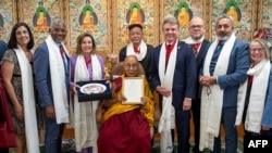 ཨ་རིའི་གྲོས་ཚོགས་ཀྱི་འཐུས་མི་ཁག་ཅིག་བཞུགས་སྒར་རྡ་རམ་ས་ལར་ཕེབས་ནས་བོད་ཀྱི་བླ་ན་མེད་པའི་དབུ་ཁྲིད་སྤྱི་ནོར་༧གོང་ས་སྐྱབས་མགོན་ཆེན་པོ་མཆོག་ལ་མཇལ་འཕྲད་དང་དབུས་བོད་མིའི་སྒྲིག་འཛུགས་ལ་གཟིགས་ཞིབ།