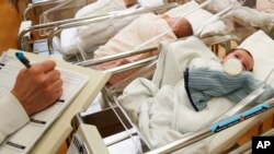 ARHIVA - Novorođene bebe u bolnici u Njujorku, 16. februara 2017. 