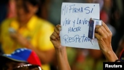 Un manifestante reclama respeto por su firma a favor del referendo revocatorio.