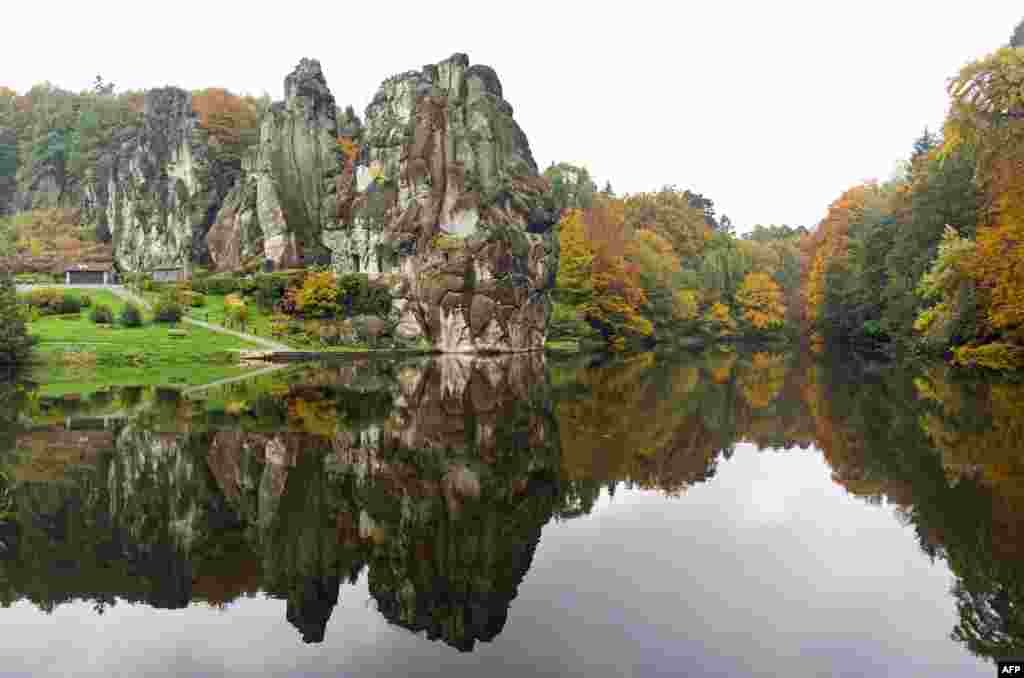Batu-batu karang di hutan Teutoburger dihiasi daun warna-warni saat musim gugur di Horn-Bad Meinberg, dekat Detmold, Jerman.