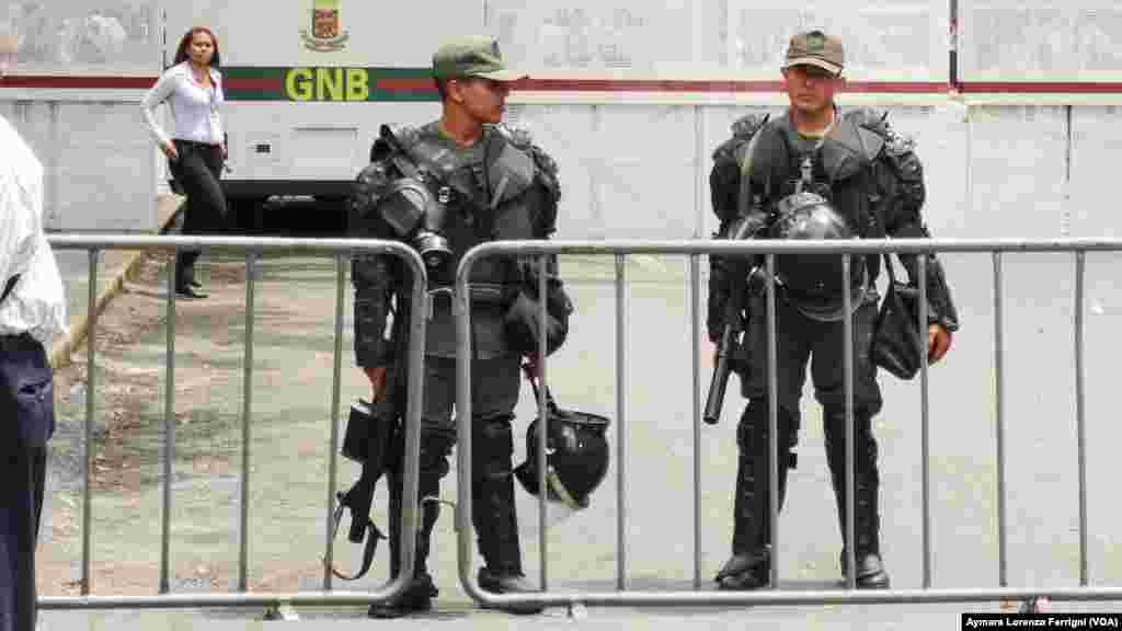 Durante todas las audiencias de juicio contra Leopoldo López el Palacio de Justicia es tomado por efectivos militares que cercan el perímetro para controlar todos los accesos al Palacio de Justicia.