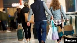 FILE PHOTO: Shoppers carry bags of purchased merchandise at the King of Prussia Mall, United States' largest retail shopping space, in King of Prussia, Pennsylvania, U.S., December 8, 2018. REUTERS/Mark Makela/File Photo
