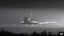 la navette Endeavour effectuant son dernier atterrissage