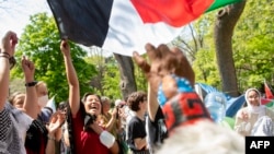 Propalestinski demonstranti na protestu u kampu Univerziteta Pennsylvanije, 28. april 2024. (Photo by Matthew Hatcher / AFP)