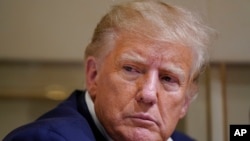 Архівне фото: колишній президент США Дональд Трамп під час спілкування з пресою в березні 2023 року