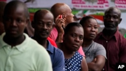 Orang-orang mengantri untuk memberikan suaranya selama pemilihan presiden (20/11). Pinggiran Petion-Ville, Port-au-Prince, Haiti. (foto: AP Photo/Ricardo Arduengo)