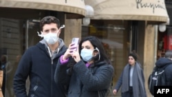Turistas con máscaras protectoras visitan Florencia el 25 de febrero de 2020 cuando Toscana informó sus dos primeros casos de COVID-19. El nuevo coronavirus de Italia se extendió hacia el sur a Toscana y Sicilia.