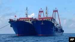 Dalam foto National Task Force-West Philippine Sea, terlihat kapal-kapal China berlabuh di Whitsun Reef, Laut China Selatan pada 27 Maret 2021. (Foto: AP)