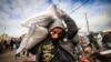Pengungsi Palestina menerima bantuan makanan di kantor UNRWA di kota Rafah, Jalur Gaza selatan, Minggu (28/1). Sembilan negara donor telah menangguhkan bantuan untuk Gaza, di tengah kelangkaan bantuan kemanusiaan di sana. 