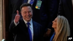 Elon Musk tiba menjelang Presiden Donald Trump menyampaikan pidato di hadapan sidang gabungan Kongres di ruang DPR di Gedung Capitol AS di Washington, 4 Maret 2025. (Foto: Julia Demaree Nikhinson/AP Photo)