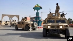 Fuerzas de seguridad afganas patrullan la ciudad de Ghazni, al oeste de Kabul, la capital afgana, el 12 de agosto de 2018.