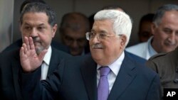 Palestinian President Mahmoud Abbas waves to supporters as he leaves the hospital in the West Bank city of Ramallah, May 28, 2018.