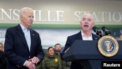 El Secretario de Seguridad Nacional de EEUU, Alejandro Mayorkas, flanqueado por el Presidente de Estados Unidos, Joe Biden, habla durante la visita del Presidente a la frontera entre Estados Unidos y México en Brownsville, Texas, el 29 de febrero de 2024. REUTERS/Kevin Lamarque