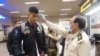 Otoritas bandara melakukan pemeriksaan terhadap penumpang yang tiba dari China, di bandara Lahore, Kamis pagi (22/1). 