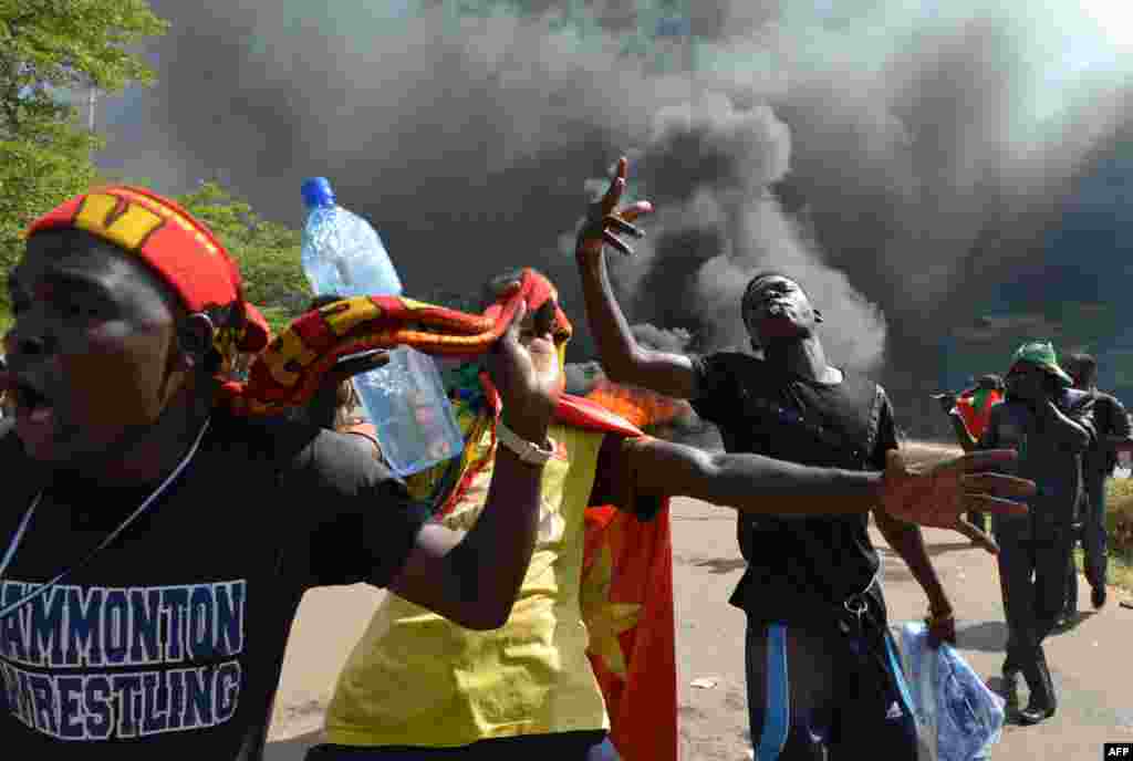 G'arbiy Afrikadagi davlat, Burkina Fasoda prezident Bleyz Kompraore 27 yillik boshqaruvdan keyin ishdan ketdi. Mamlakatda o'n minglab odamlar namoyishga chiqib, rahbarning iste'fosini talab qilayotgan edi.