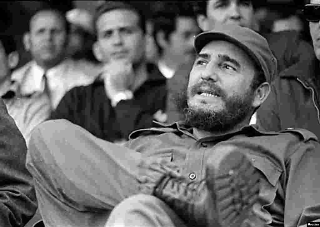 El 1 de enero 1959, hace 62 años, el movimiento revolucionario cubano de izquierda provocó la caída del régimen del dictador Fulgencio Batista. Un joven Fidel Castro, proclamó el inicio de la revolución.
