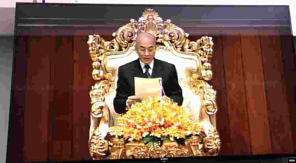 ព្រះមហាក្សត្រព្រះបាទ នរោត្តម សីហមុនីយាងចូលរួមក្នុងការបើកសម័យប្រជុំលើកទី១ នីតិកាលទី៦ នៅរដ្ឋសភាជាតិកម្ពុជាកាលពីថ្ងៃពុធ ទី០៥ ខែកញ្ញា ឆ្នាំ២០១៨។ ( កាន់ វិច្ឆិកា/VOA)