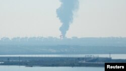 크름반도(크림반도) 유류 저장고에서 지난 5월 화재가 발생해 짙은 연기가 솟아오르고 있다. (자료사진)