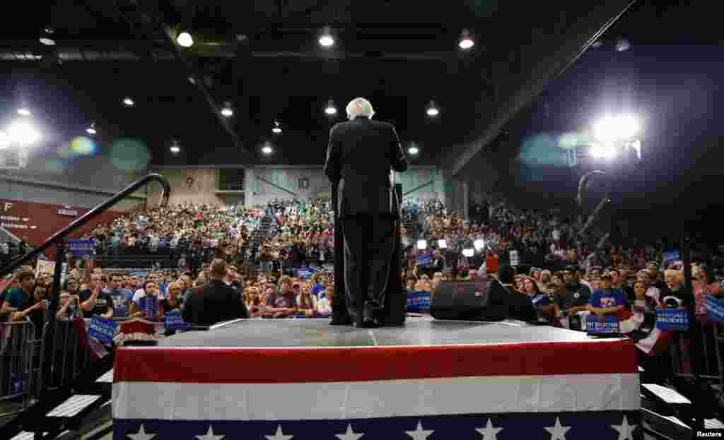 Kandidat calon presiden AS dari Partai Demokrat, Bernie Sanders, berbicara dalam kampanye malam pemilihan pendahuluan di Huntington, West Virginia (26/4). (Reuters/Marcus Constantino) 