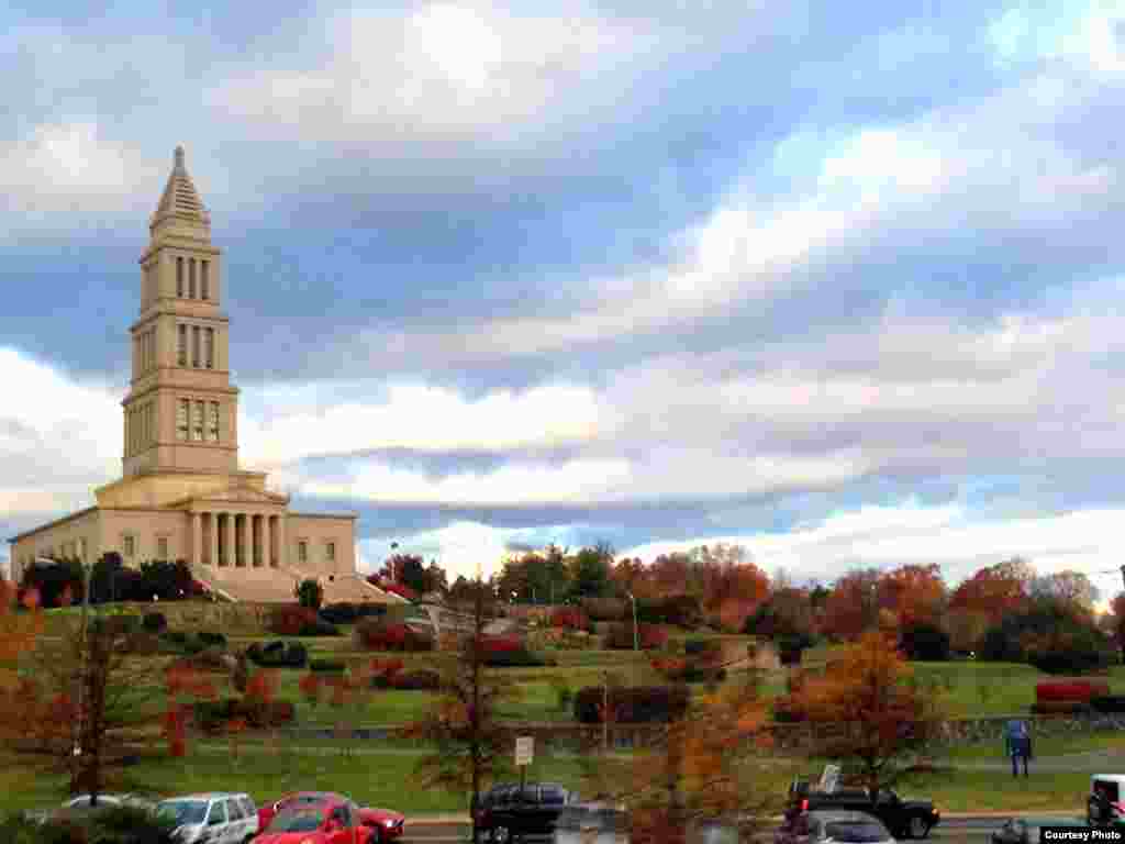 Foto monumen 'George Washington Masonic Memorial' di kota Alexandria, negara bagian Virginia, AS.