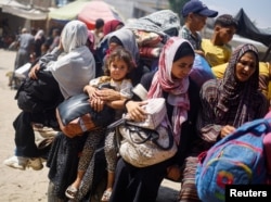 Warga Palestina, yang melarikan diri dari bagian timur Khan Younis setelah mereka diperintahkan oleh tentara Israel untuk mengevakuasi lingkungan mereka, mengendarai kendaraan yang penuh dengan barang-barang di Khan Younis, selatan Jalur Gaza 2 Juli 2024.(REUTERS /Muhammad Salem)
