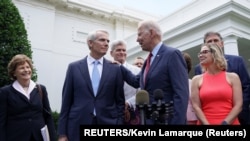 Altyapı tasarısı müzakerelerini yürüten Cumhuriyetçi Senatör Rob Portman (solda) ve Demokrat Senatör Kysrten Sinema (sağda) Başkan Joe Biden'la birlikte