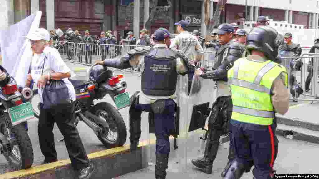 Funcionarios de la Policía Nacional Bolivariana reforzaron la seguridad del Palacio de Justicia donde se celebró la sexta audiencia de juicio contra Leopoldo López.