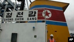 Petugas keamanan Presiden Panama memeriksa dek kapal berbendera Korea Utara di terminal peti kemas Internasional Manzanillo di pelabuhan kota Colon, Panama (16/7).