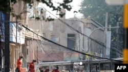 2021年10月21日，中國瀋陽一繁華街道上的餐館發生爆炸後，救援人員在搜尋傷者。（AFP-法新社圖片）