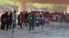 Miles de migrantes en el limbo bajo un puente fronterizo en Texas