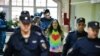 La artista rusa Alexandra Skochilenko, de 33 años, fue acusada de desinformar sobre las fuerzas armadas del país luego de que cambiara las etiquetas de precios de productos por mensajes contra la invasión a Ucrania.