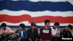 FILE - Cambodian migrant workers wait for document process as they prepare to migrate back to Cambodia at the Aranyaprathet Police station in Sa Kaew June 15, 2014. (REUTERS/Athit Perawongmetha)