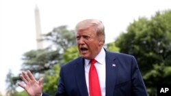 Presiden Donald Trump berbicara kepada para wartawan sebelum menaiki helikopter Marine One di halaman Gedung Putih, Washington, 18 Juni 2019.
