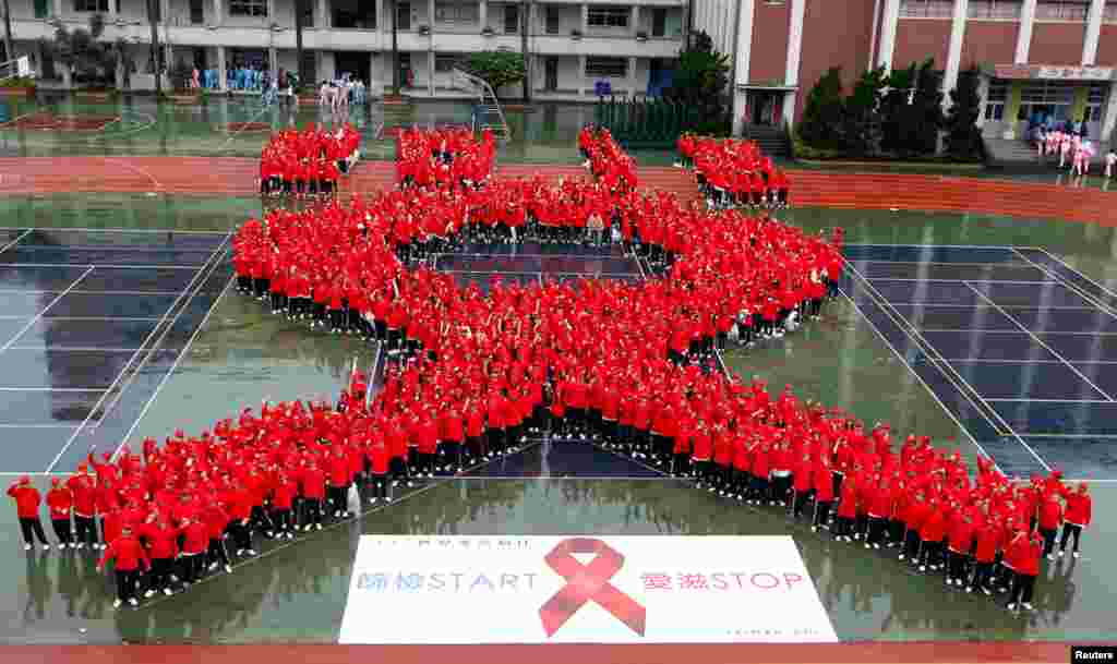 2012年11月30日,在台北举行的一次有关艾滋病及其病毒的公共宣传活动上,学生们排列组成一个巨大的红丝带。