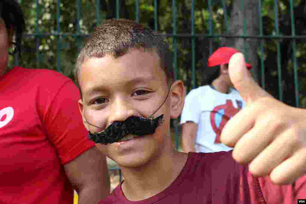 Seorang anak laki-laki menunjukkan dukungannya pada pejabat Presiden Nicolas Maduro dalam pemilihan presiden di Venezuela dengan memakai kumis palsu seperti milik Maduro. 
