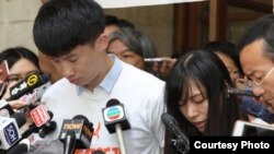 梁颂恒和游蕙祯在法庭外向选民致歉(苹果日报图片)