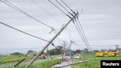 Angin kencang akibat topan goni melanda kota Kamimine, di wilayah Saga, Jepang hari Selasa (25/8).
